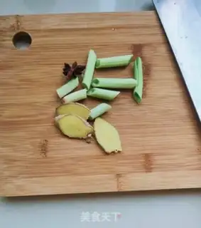 Make Gold mushroom ribs soup step 1