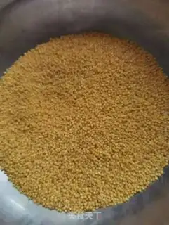 Make Pumpkin green bean lily porridge step 1