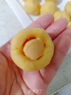 Make Yellow-spreaded lunar pie step 25