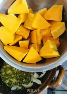 Make Pumpkin green bean lily porridge step 7