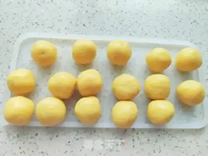 Make Yellow-spreaded lunar pie step 33