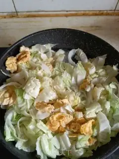 Make Eggs and cabbage step 4