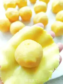 Make Yellow-spreaded lunar pie step 37