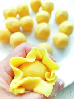 Make Yellow-spreaded lunar pie step 38