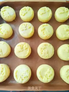 Make Yellow-spreaded lunar pie step 42