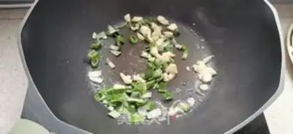 Make Tomatoes, fried eggs step 3