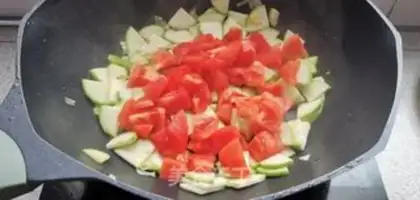 Make Tomatoes, fried eggs step 5