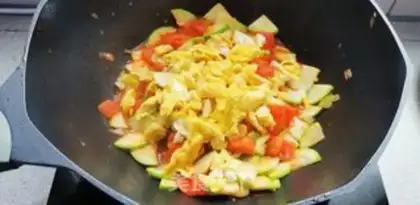 Make Tomatoes, fried eggs step 6