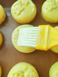 Make Yellow-spreaded lunar pie step 46