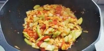 Make Tomatoes, fried eggs step 7