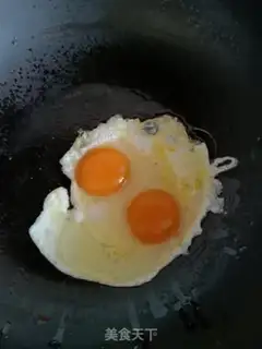 Make Egg fried river powder step 1