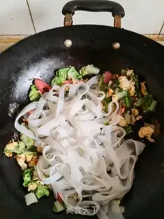 Make Egg fried river powder step 4