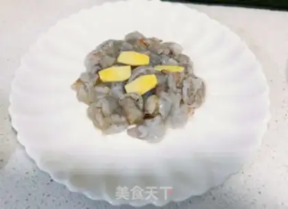 Make cucumber eggs and shrimp step 1