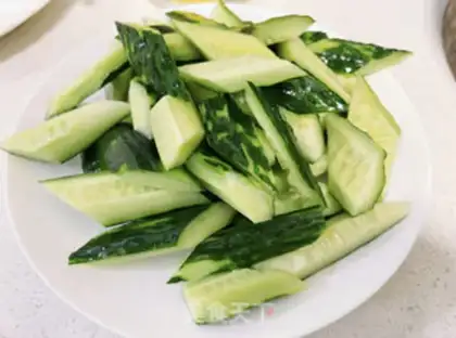 Make cucumber eggs and shrimp step 2