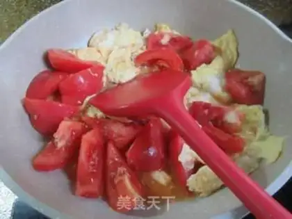 Make Tomato eggs and sour noodles step 5