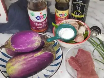 Make Garlic pork and eggplant step 0