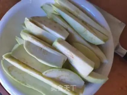 Make Garlic pork and eggplant step 1