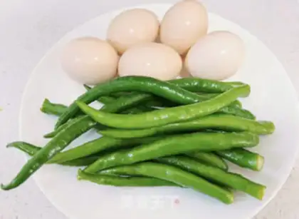 Make Chili fried eggs step 0