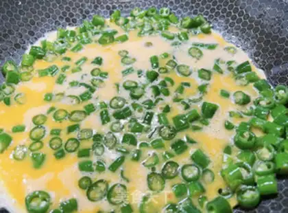 Make Chili fried eggs step 4