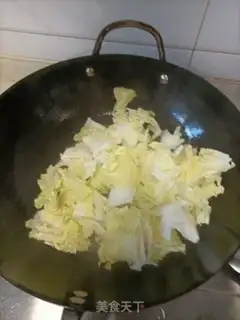 Make Maroons, cabbage fishballs. Soup step 1