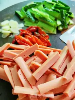 Make Cucumber ham and sausage step 1
