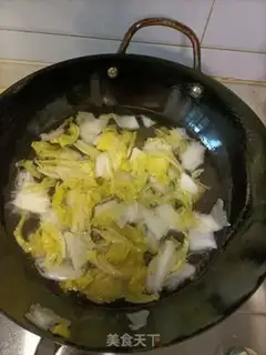 Make Maroons, cabbage fishballs. Soup step 2