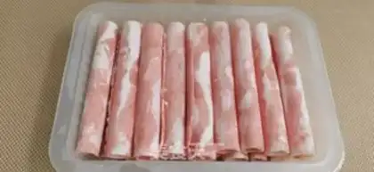 Make Onion fried lamb rolls step 1