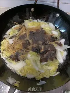 Make Maroons, cabbage fishballs. Soup step 3
