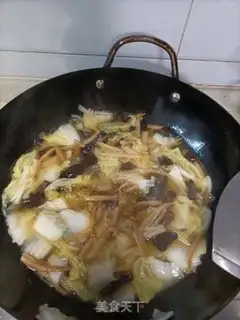 Make Maroons, cabbage fishballs. Soup step 4