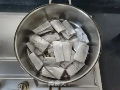 Make Jell-O fish step 2