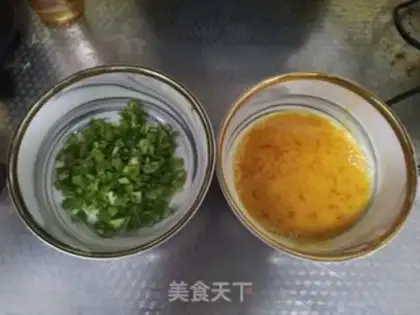 Make Scrambled eggs step 1
