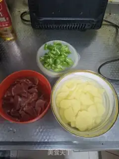 Make Potato pepper fried meat step 0
