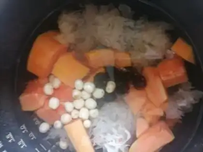 Make The papaya silver ear soup step 2