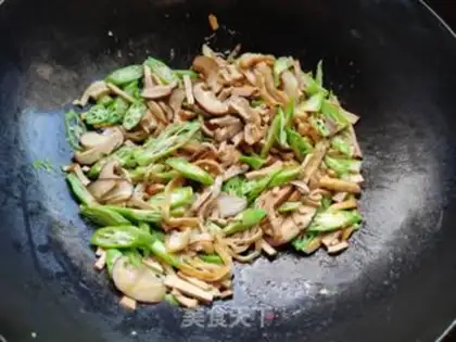Make Autumn mushrooms and rice noodles step 4