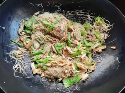 Make Autumn mushrooms and rice noodles step 5