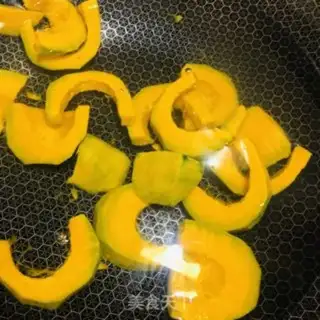 Make Pumpkin shrimp soup step 3