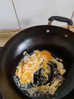 Make Eggs are fried cabbage step 1