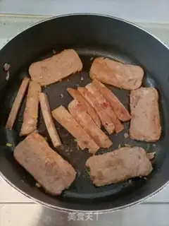 Make The chrysanthemum meat egg sushi step 2