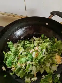 Make Eggs are fried cabbage step 3