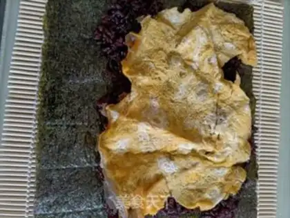 Make The chrysanthemum meat egg sushi step 5