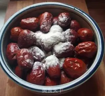 Make Three steamed red dates step 1