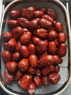 Make Three steamed red dates step 2