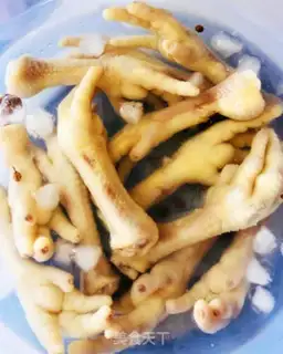 Make Hot chicken claws without osteoporosis step 1