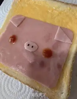Make Smiling little pig toast step 3