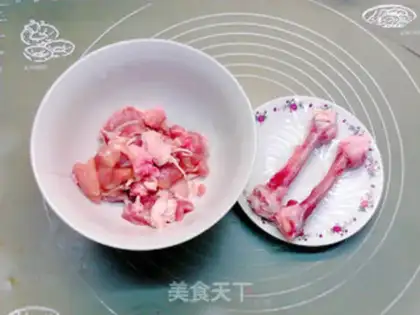 Make White mushroom steamed chicken legs step 1