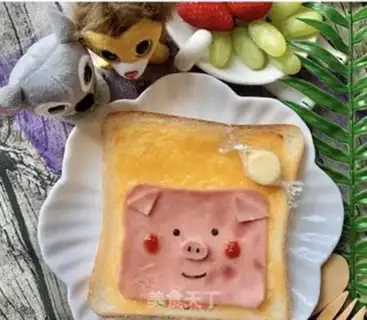 Make Smiling little pig toast step 6