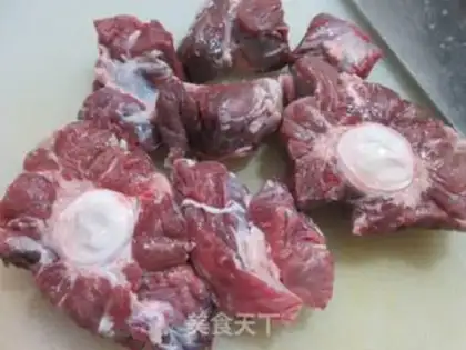 Make radish cowtail soup step 1