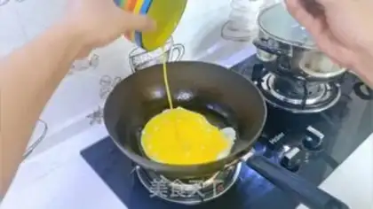 Make Garlic fried eggs step 3