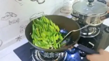 Make Garlic fried eggs step 6