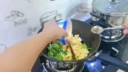 Make Garlic fried eggs step 7